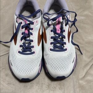 Brooks Women's White and Pink Athletic Shoes